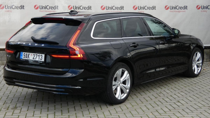 Volvo V90 B4 AWD Diesel Core na operativní leasing