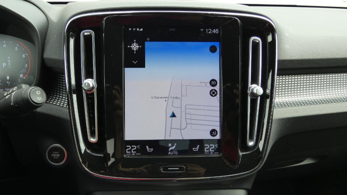 Volvo XC40 B4 FWD R-Design na operativní leasing