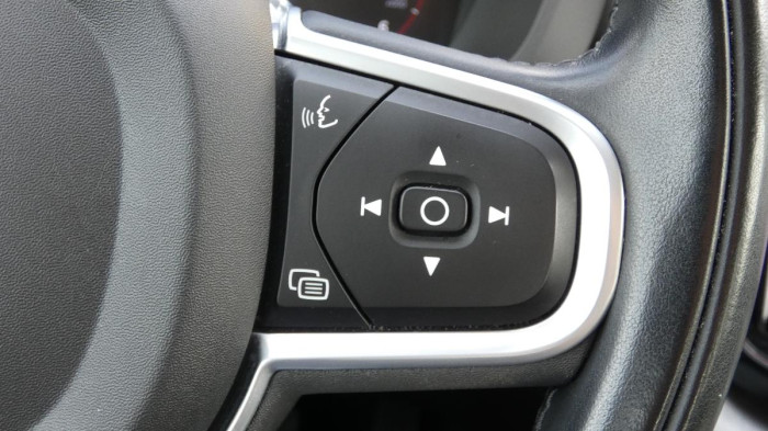 Volvo XC60 B4 AWD Momentum Pro na operativní leasing