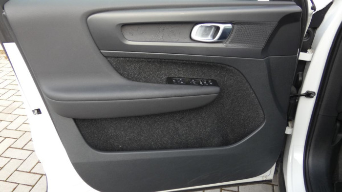 Volvo XC40 T2 FWD Momentum Auto na operativní leasing