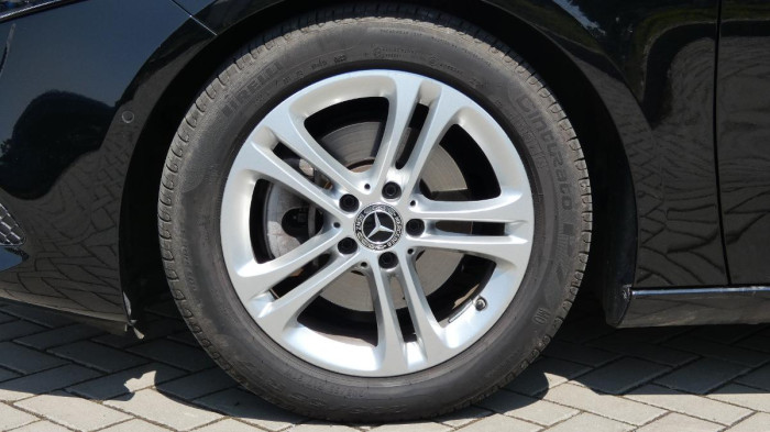 Mercedes-Benz Třídy A 180 Sedan na operativní leasing