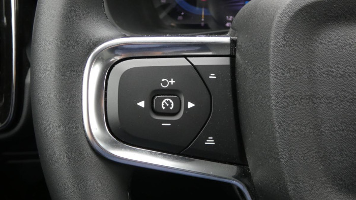 Volvo XC40 B4 FWD Core DCT na operativní leasing