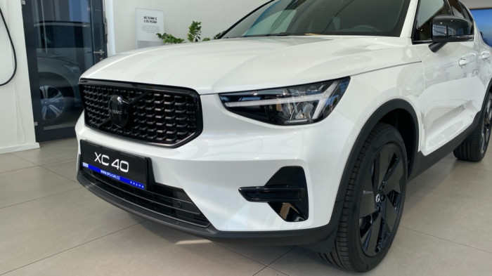 Volvo XC40 PLUS BLACK EDITION, B4 FWD, 145+10 kW / 197+14 HP na operativní leasing