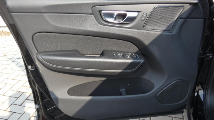 Volvo XC60 B4 FWD Momentum Auto na operativní leasing