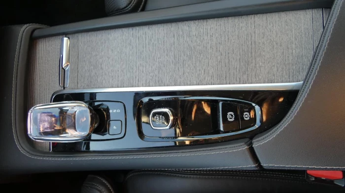 Volvo XC90 B5 AWD Drive-E mHEV Glossy Bla na operativní leasing