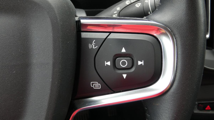 Volvo XC40 T2 FWD Momentum Core na operativní leasing