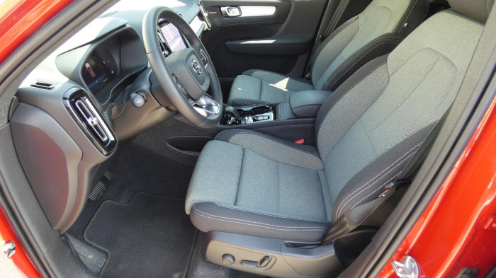 Volvo XC40 B4 AWD Core DCT na operativní leasing