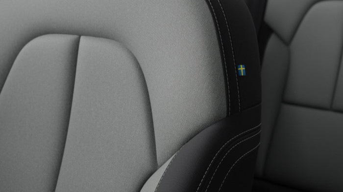 Volvo XC40 PLUS DARK, B4 FWD, 145+10 kW / 197+14 HP na operativní leasing