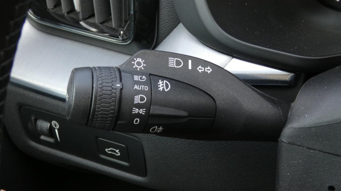 Volvo XC60 B4 AWD Momentum Pro Auto na operativní leasing