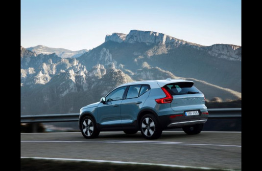 Volvo XC40 PLUS DARK, B4 FWD, 145+10 kW / 197+14 HP
