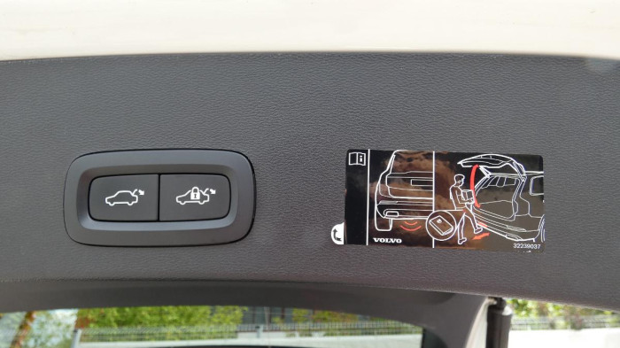 Volvo XC40 B4 FWD R-Design na operativní leasing