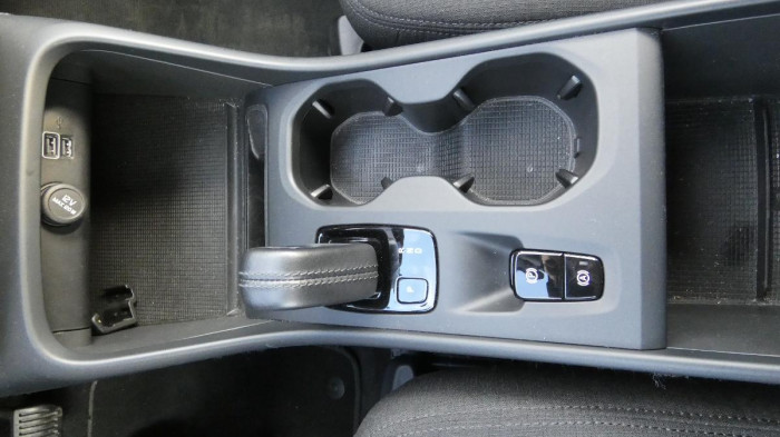 Volvo XC40 T2 FWD Momentum Auto na operativní leasing