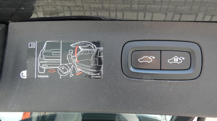 Volvo XC90 T8 Plug-in Hybrid Inscription, na operativní leasing