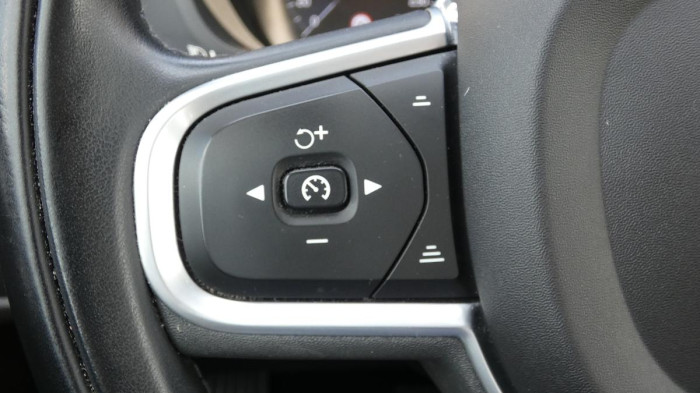 Volvo XC60 B4 AWD Momentum Pro na operativní leasing