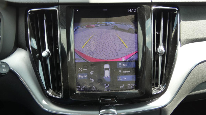 Volvo XC60 B4 AWD Momentum Pro na operativní leasing