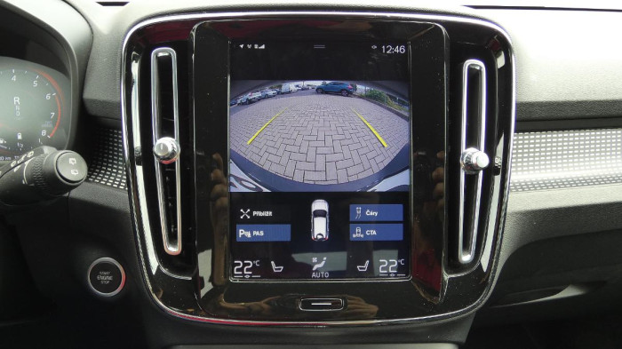 Volvo XC40 B4 FWD R-Design na operativní leasing