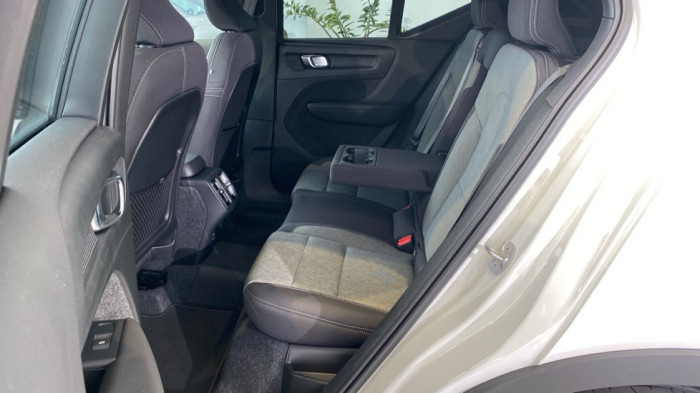 Volvo XC40 PLUS BLACK EDITION, B4 FWD, 145+10 kW / 197+14 HP na operativní leasing