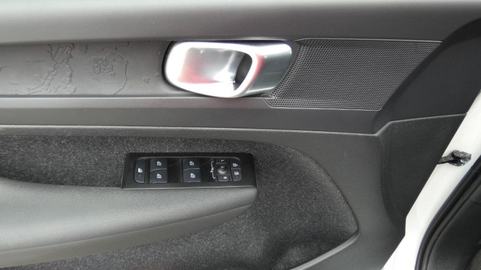 Volvo XC40 T2 FWD Momentum Core na operativní leasing