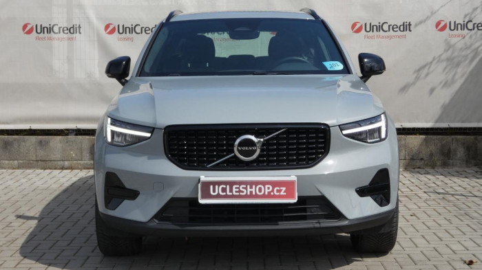 Volvo XC40 B3 Plus Dark na operativní leasing