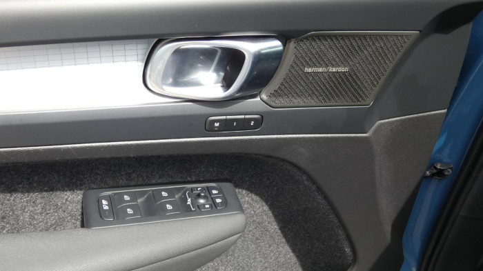 Volvo XC40 B4 AWD Plus Dark na operativní leasing