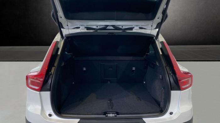 Volvo XC40 PLUS BLACK EDITION, B4 FWD, 145+10 kW / 197+14 HP na operativní leasing