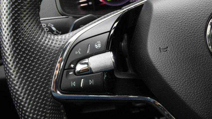 Škoda Karoq 1,5 TSI DSG Sportline na operativní leasing