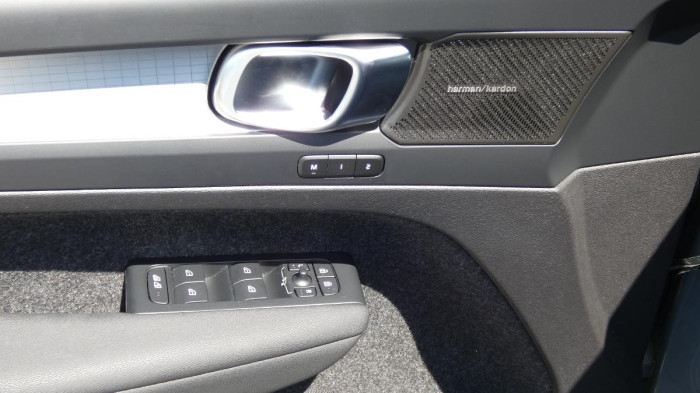 Volvo XC40 B4 AWD Plus Dark na operativní leasing