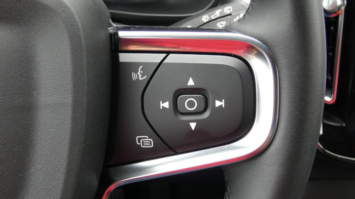 Volvo XC40 B3 mHEV Plus Dark aut. na operativní leasing