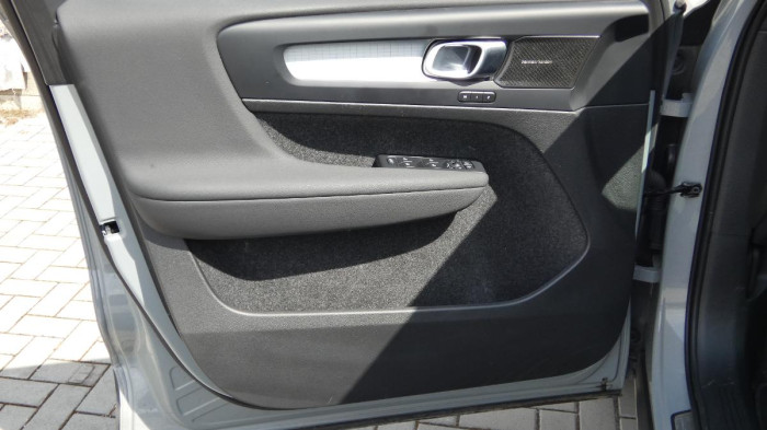 Volvo XC40 B3 Plus Dark na operativní leasing