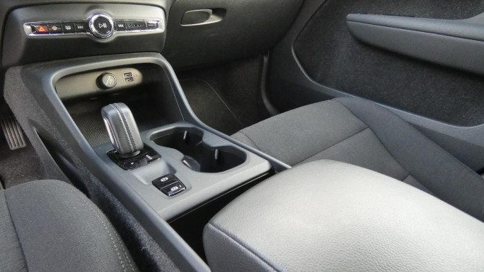 Volvo XC40 T2 FWD Momentum Auto na operativní leasing