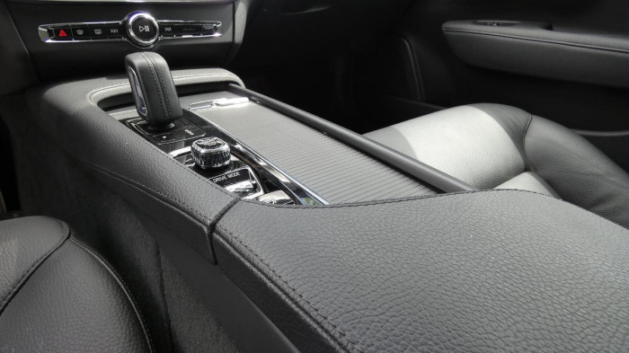 Volvo V90 B4 mHEV AWD aut. Momentum Pro na operativní leasing