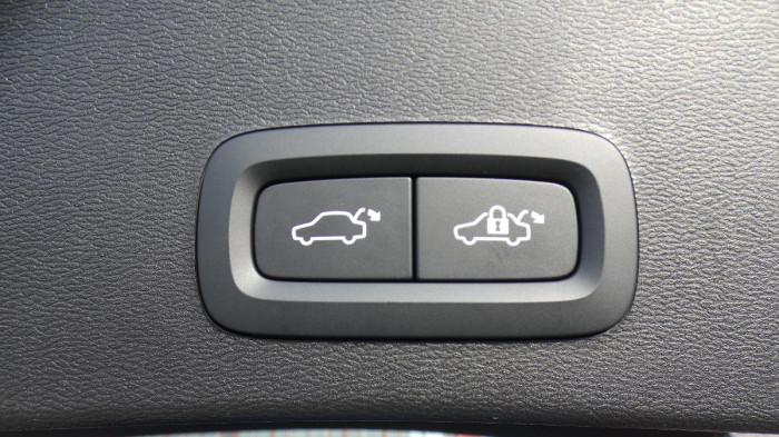 Volvo XC40 B3 mHEV Core aut. na operativní leasing