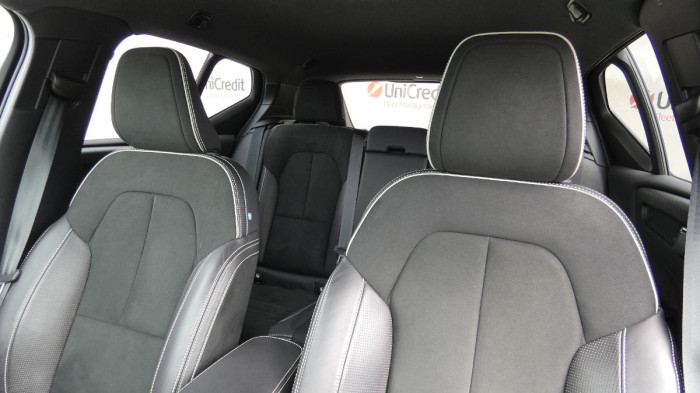 Volvo XC40 B4 FWD R-Design na operativní leasing