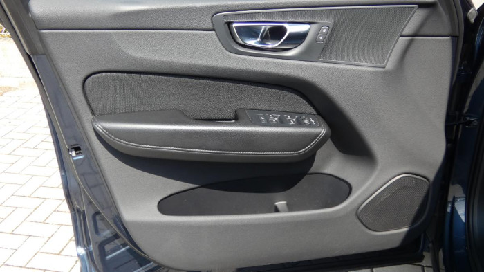 Volvo XC60 B4 AWD Momentum Pro Auto na operativní leasing