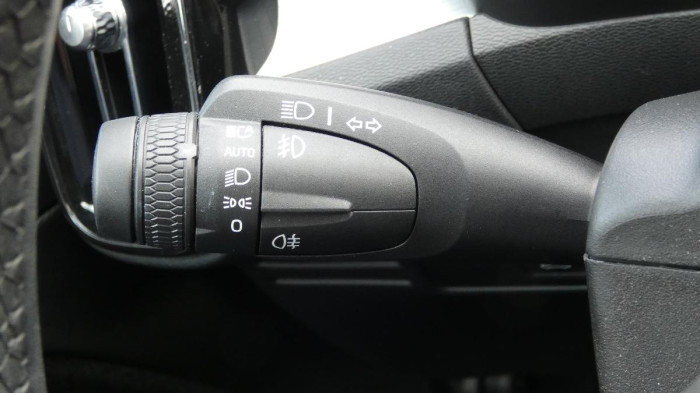 Volvo XC40 B3 mHEV Plus Dark aut. na operativní leasing