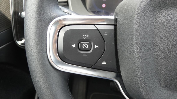 Volvo XC40 B4 AWD Plus Dark na operativní leasing