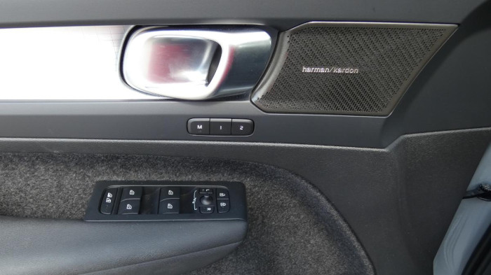 Volvo XC40 B3 Plus Dark na operativní leasing