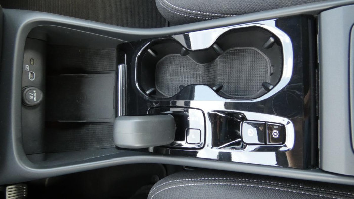 Volvo XC40 B3 Plus Dark na operativní leasing