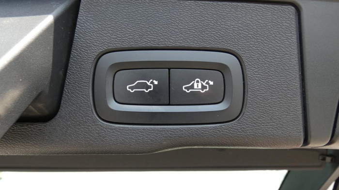 Volvo XC60 B4 AWD Momentum Pro na operativní leasing