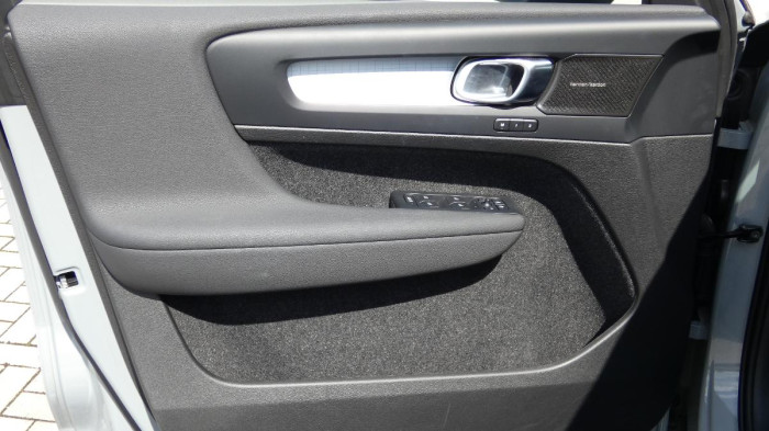 Volvo XC40 B3 mHEV Plus Dark aut. na operativní leasing