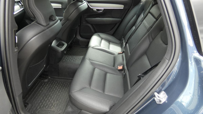 Volvo V90 B4 mHEV AWD aut. Momentum Pro na operativní leasing