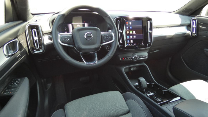 Volvo XC40 B4 AWD Plus Dark na operativní leasing