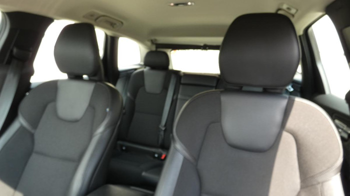 Volvo XC60 B4 AWD Momentum Pro Auto na operativní leasing