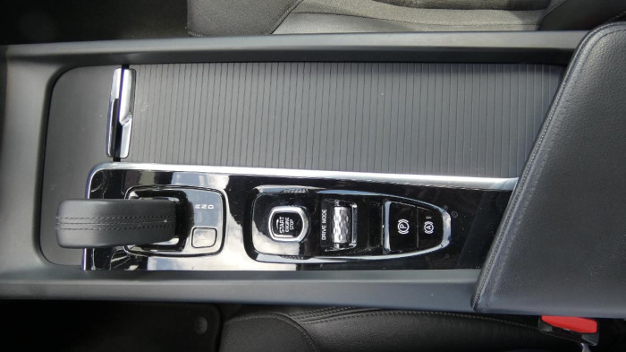 Volvo XC60 B4 AWD Momentum Pro na operativní leasing