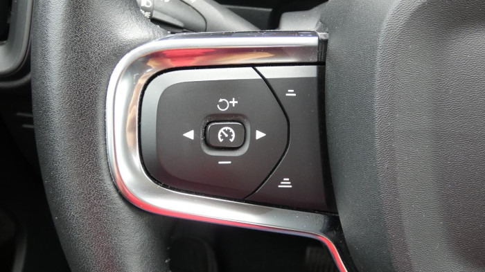 Volvo XC40 T2 FWD Momentum Core na operativní leasing