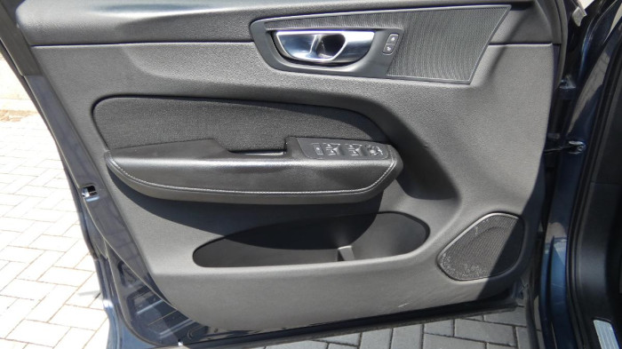 Volvo XC60 B4 AWD Momentum Pro na operativní leasing