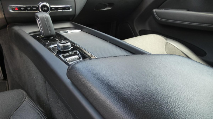 Volvo XC60 B4 AWD Momentum Pro na operativní leasing