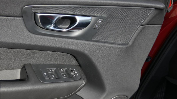 Volvo XC60 B4 AWD Momentum Pro Auto na operativní leasing