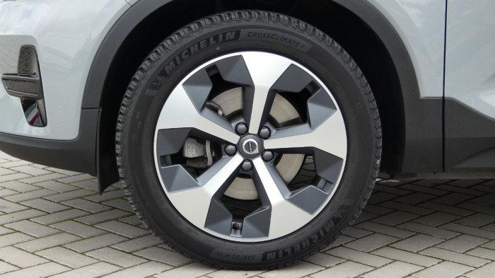 Volvo XC40 B3 mHEV Plus Dark aut. na operativní leasing