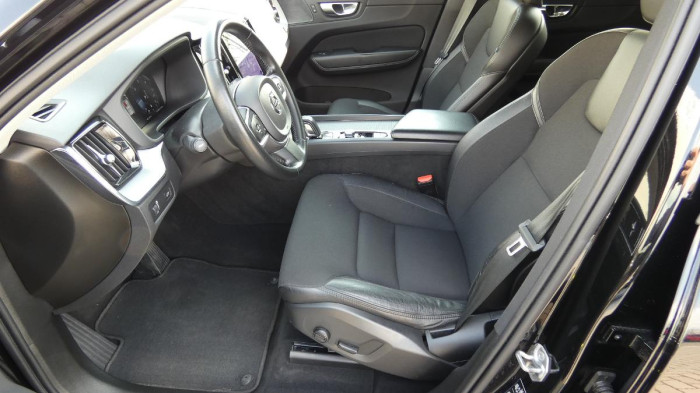 Volvo XC60 B4 FWD Momentum Auto na operativní leasing